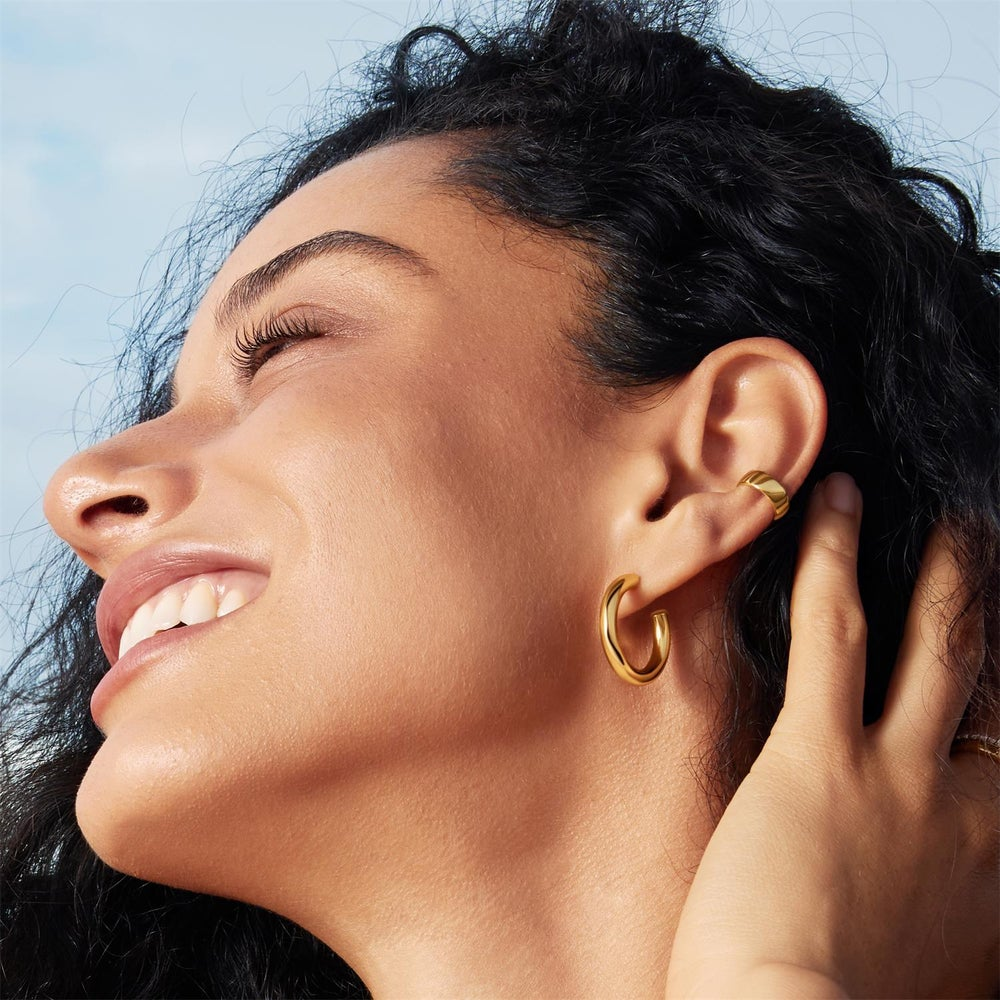 GOLD CLASSIC TUBE MEDIUM HUGGIE HOOP EARRINGS
