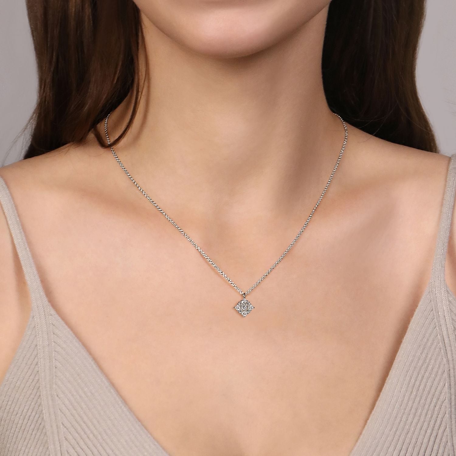 14 KARAT WHITE GOLD FLORAL DIAMOND PENDANT NECKLACE