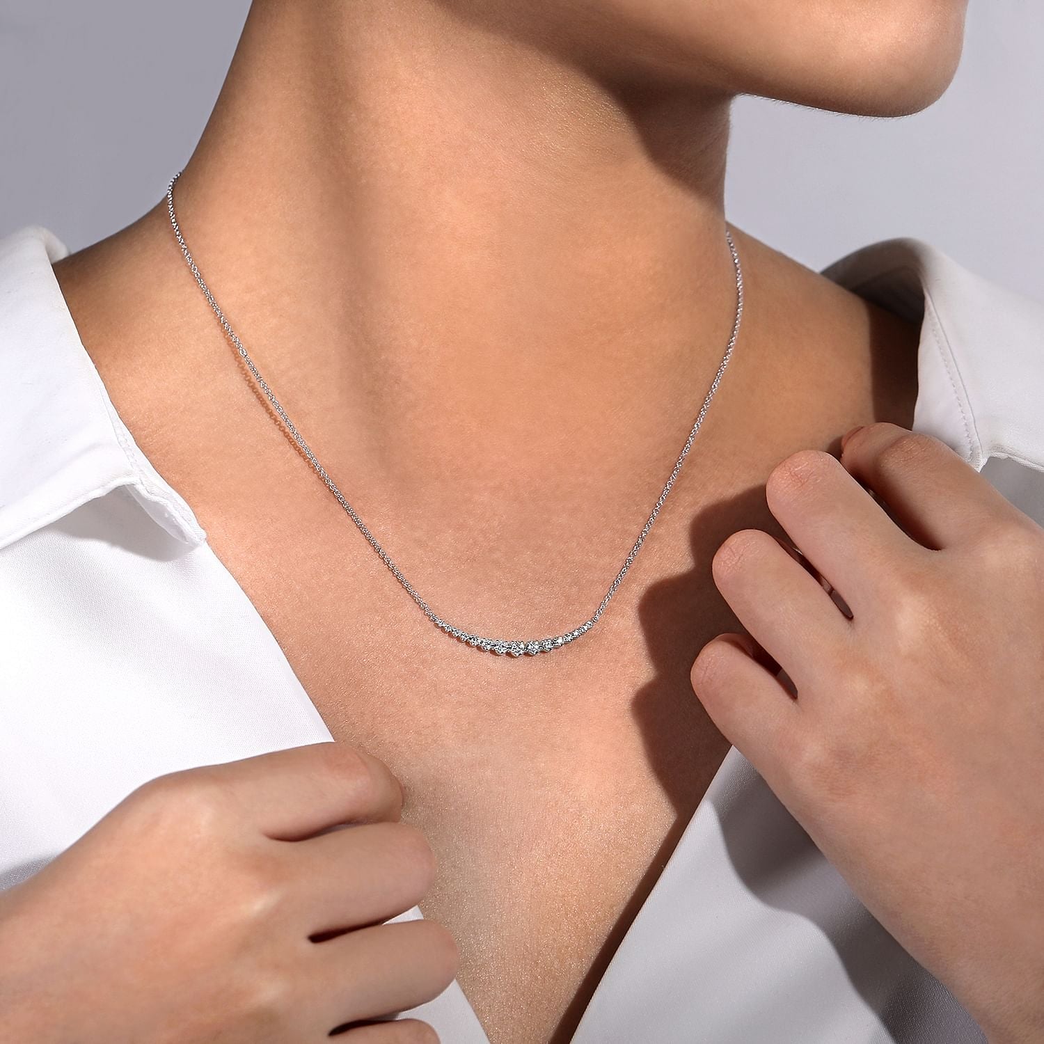14 KARAT WHITE GOLD DIAMOND CURVED BAR NECKLACE