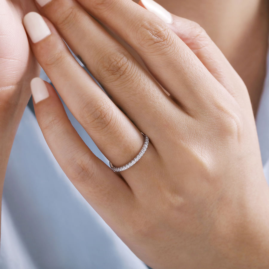 14K WHITE GOLD SHARED PRONG DIAMOND WEDDING BAND